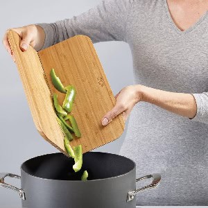 Joseph Joseph Chop2Pot Bamboo Schneidebrett (33L x 27B x 1,4D cm) um 15,12 € statt 29,93 €