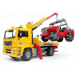 Bruder Profi-Serie MAN TGA Abschlepp-LKW mit Geländewagen um 30,24 € statt 42,99 €